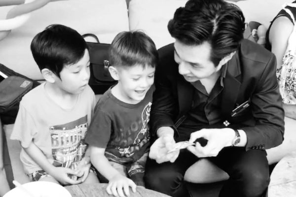 Roving Magician Close Up Magic Singapore