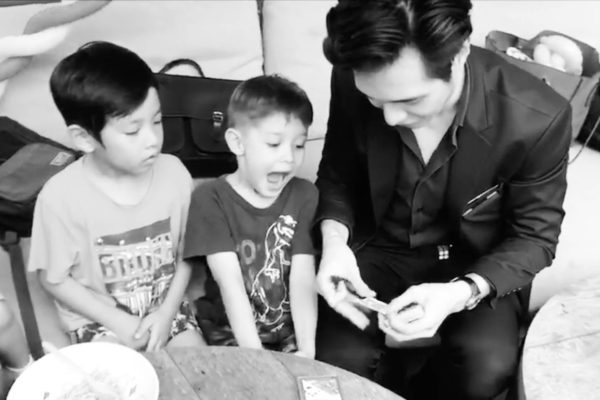 Roving Magician Close Up Magic Singapore