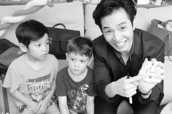 Roving Magician Close Up Magic Singapore